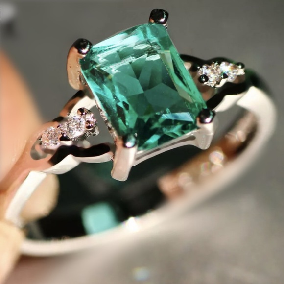 Nice 1.75ct Green Sapphire Petite Minimalist Ring - Picture 6 of 6